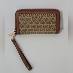 Michael Kors Jet Set Signature Logo Smartphone Wristlet Wallet in brown PVC with
